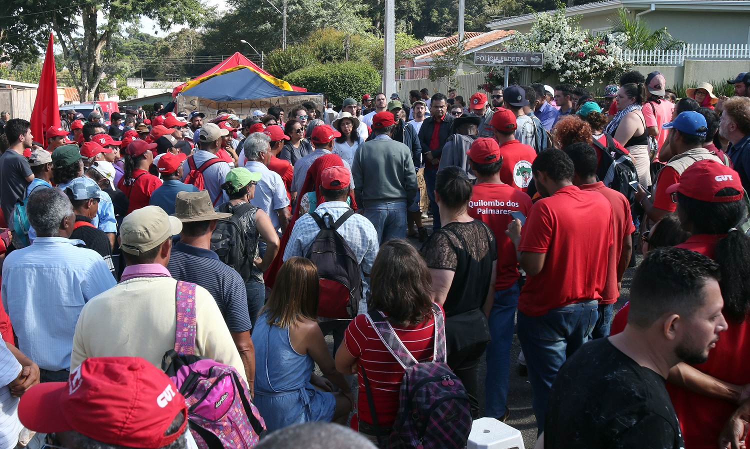 Simpatizantes seguem em frente da PF em Curitiba após prisão de Lula
