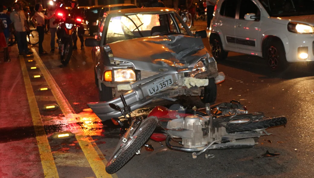 Acidente entre carro e moto em Teresina