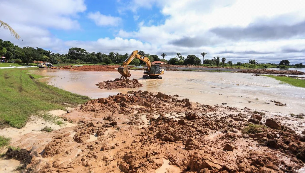 Maquinas trabalhando na Barragem do Bezerro