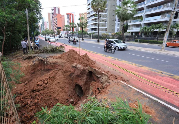 Calçadão da Avenida Marechal Castelo Branco cede com erosão