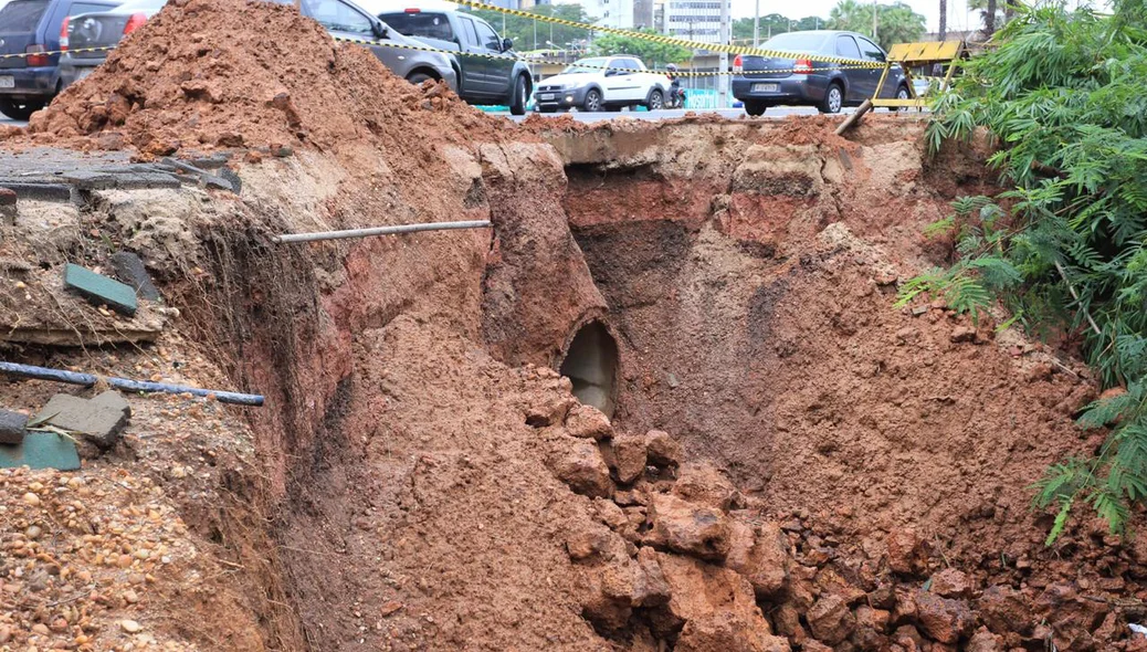 Buraco na Avenida Marechal Castelo Branco, zona leste de Teresina 