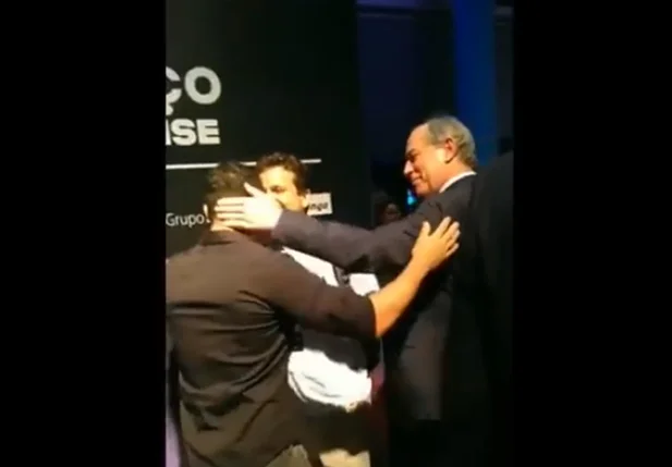 Ciro Gomes dá tapas em youtuber em Porto Alegre