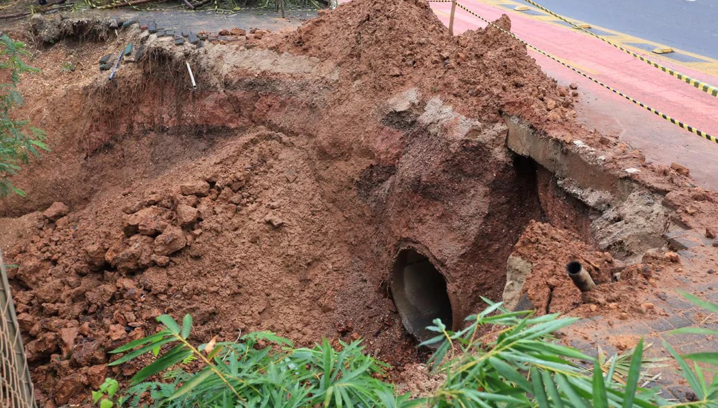 Erosão abre buraco na Avenida Marechal Castelo Branco 