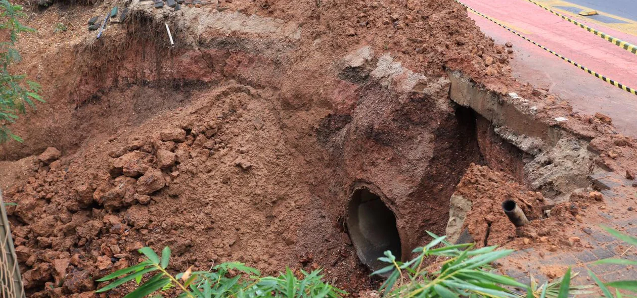 Erosão abre buraco na Avenida Marechal Castelo Branco 