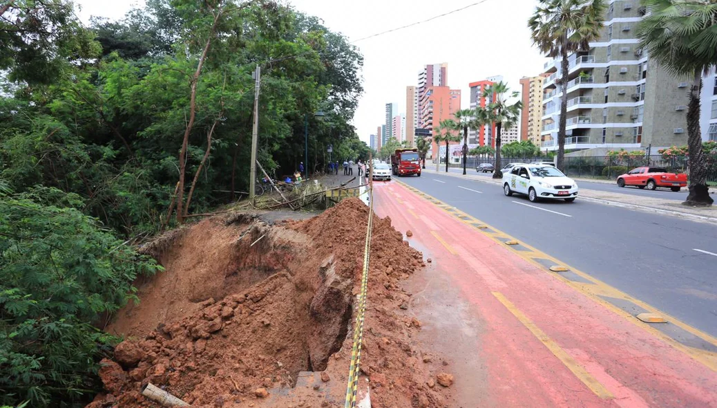 Erosão abre fendas nas margens do rio poti, zona leste
