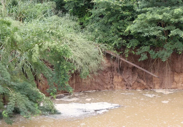 Barranco ameaça ceder na zona leste de Teresina