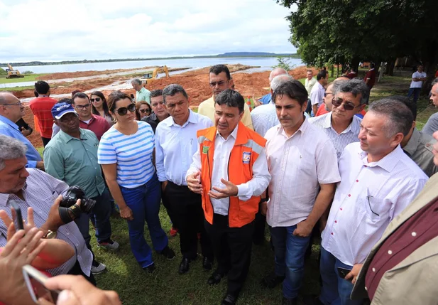 Wellington Dias visita Barragem do Bezerro