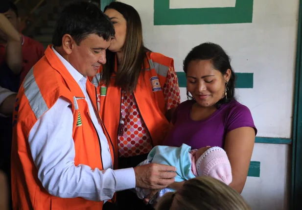 Wellington visita famílias alojadas no Caic em José de Freitas