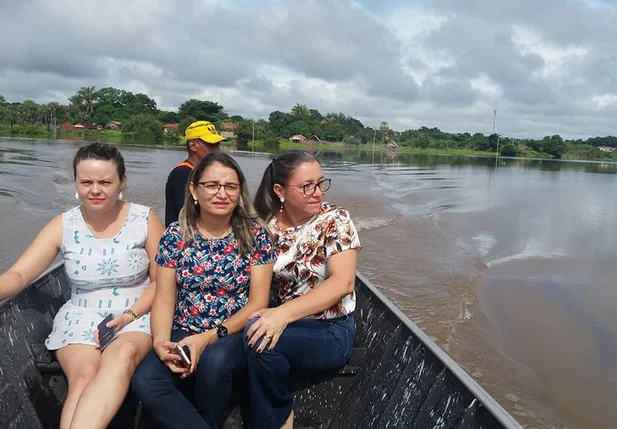 Prefeita Vilma Amorim visita famílias desabrigadas