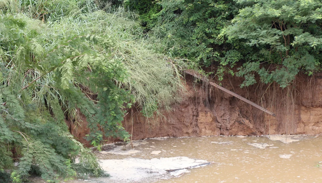 Barranco ameaça desabar
