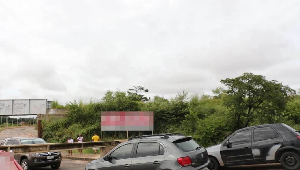 Curiosos no local