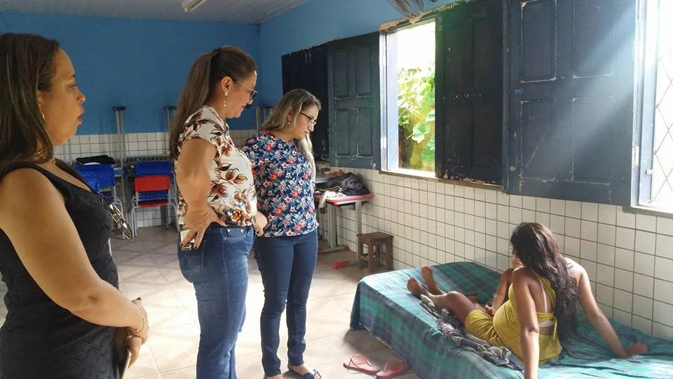 Prefeita Vilma Amorim acompanhada das secretárias Regina Silva e Elizângela visitaram as famílias
