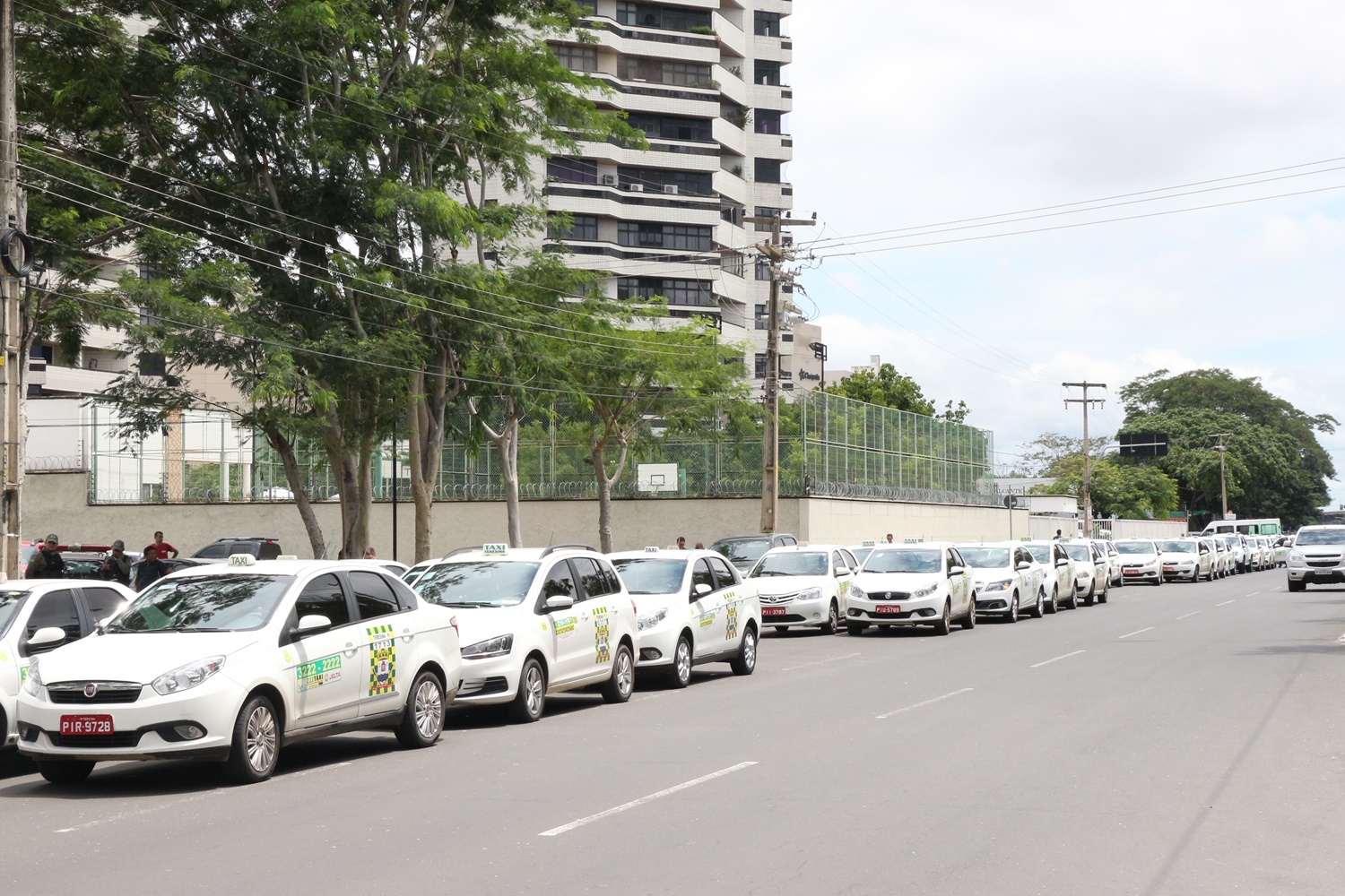 Taxistas se reúnem em frente a Câmara Municipal de Teresina