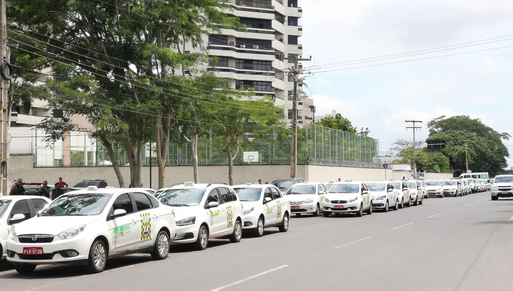 Taxistas se reúnem em frente a Câmara Municipal de Teresina