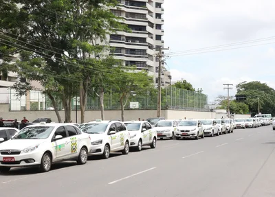 Taxistas se reúnem em frente a Câmara Municipal de Teresina