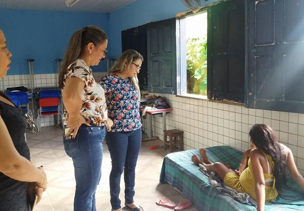 Vilma Amorim visita famílias em alojamentos