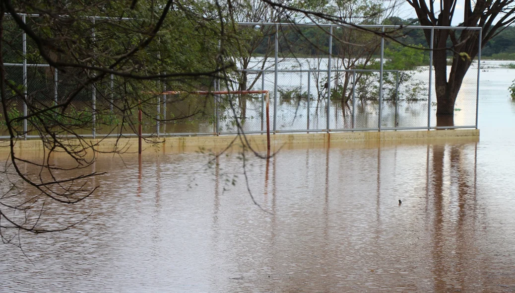 Água atingiu campo de futebol