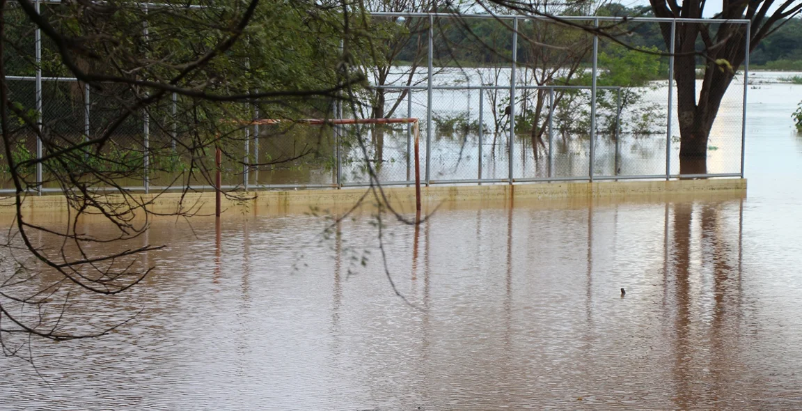 Água atingiu campo de futebol