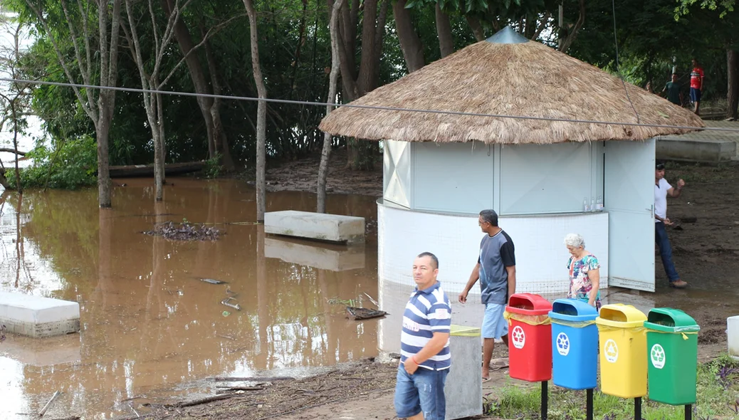 Água atingiu quiosque no Parque Encontro dos Rios