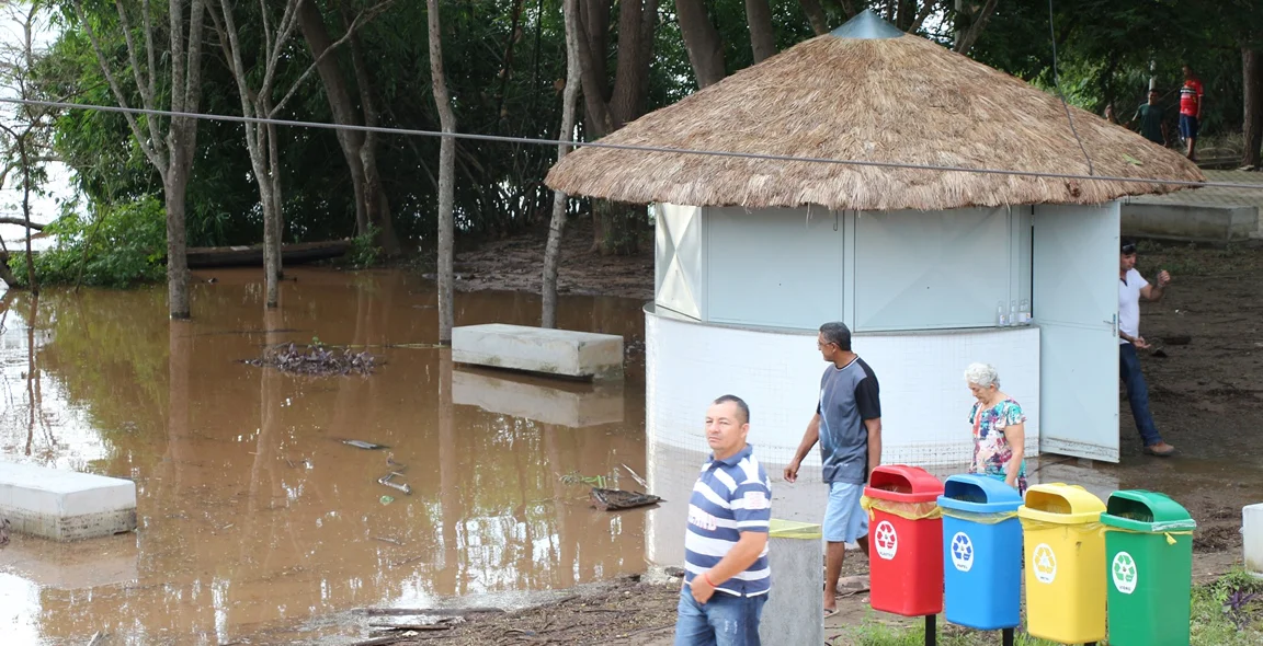Água atingiu quiosque no Parque Encontro dos Rios