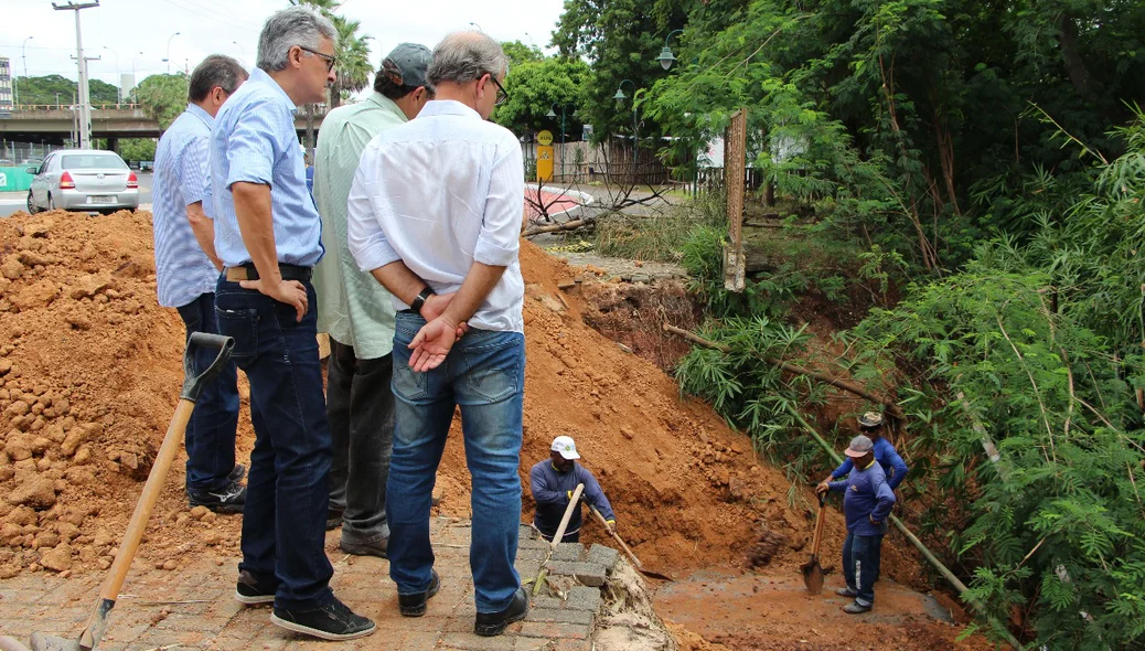 O calçadão da Avenida Marechal Castelo Branco desmoronou com as fortes chuvas