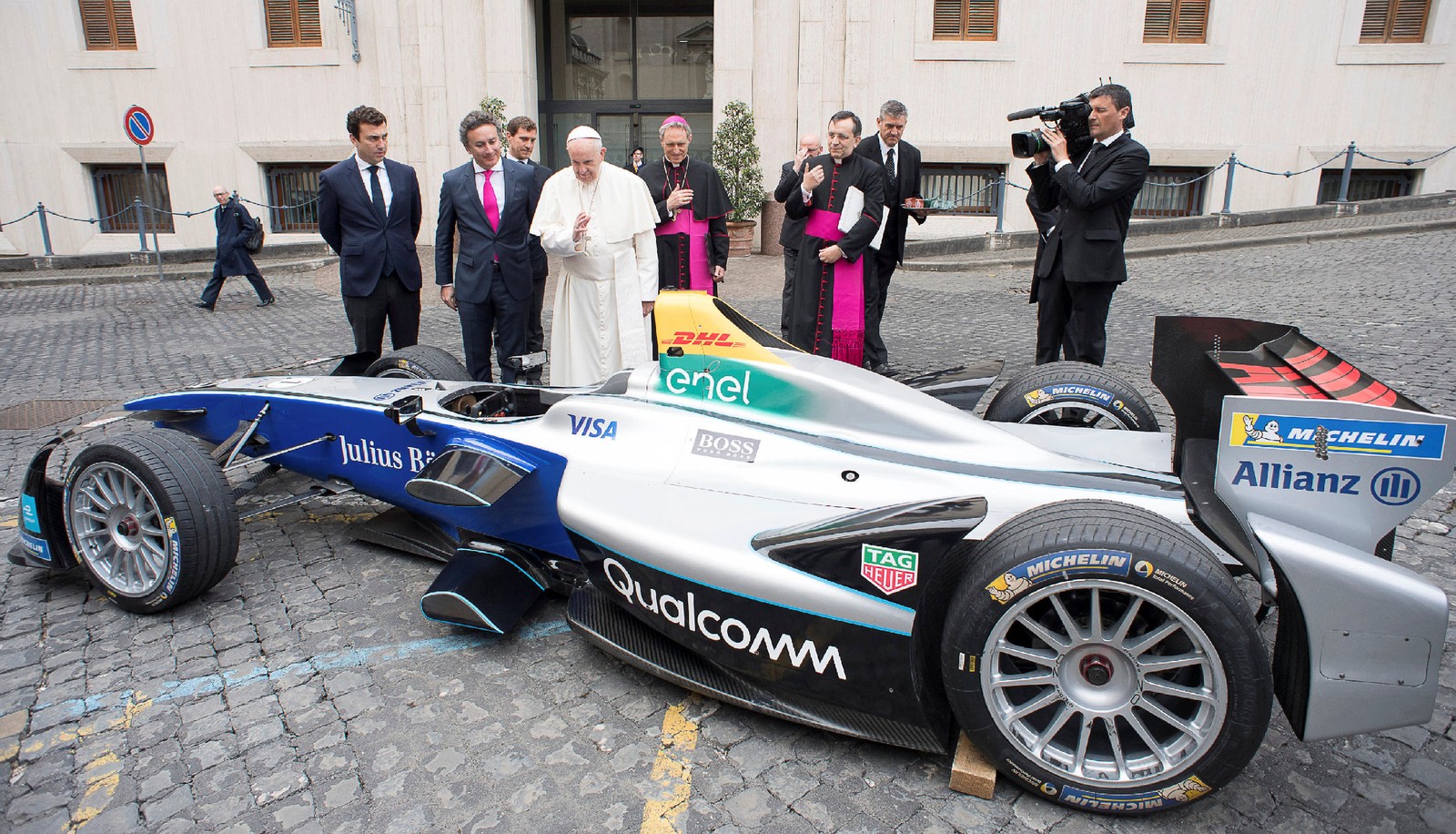 Papa benze carro elétrico da fórmula E no Vaticano