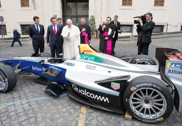 Papa benze carro elétrico da fórmula E no Vaticano