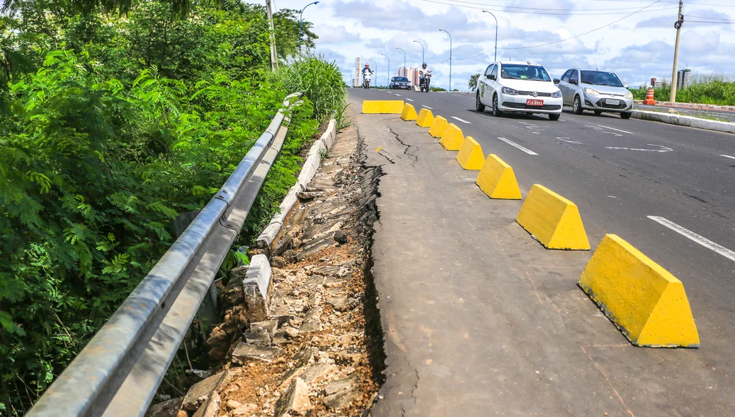 Parte do acostamento da ponte Wall Ferraz desmoronou