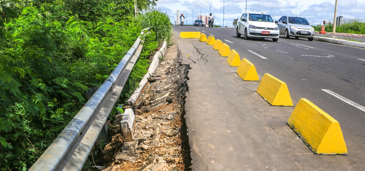 Parte do acostamento da ponte Wall Ferraz desmoronou
