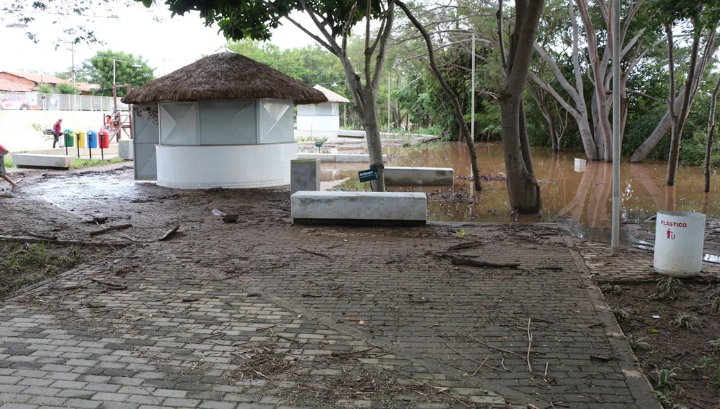 Parte do Parque Encontro dos Rios é alagado