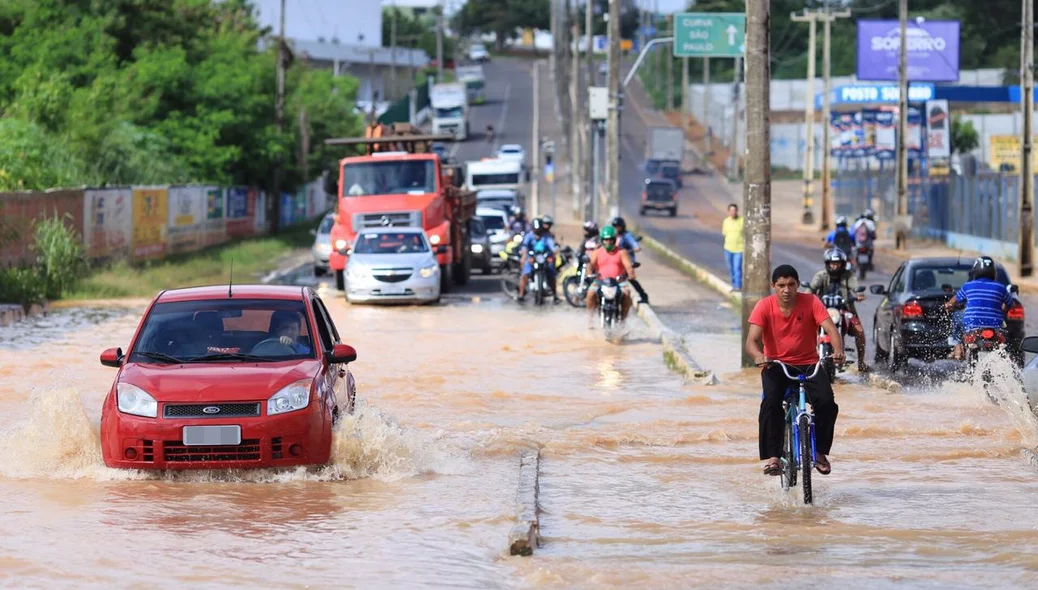 A Avenida volta a ficar alagada na manhã desta sexta-feira (13)