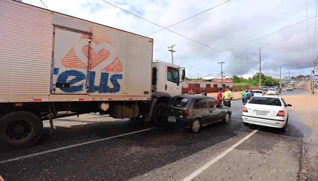 A colisão causou a obstrução de duas faixas