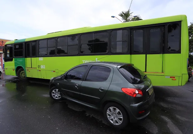 Acidente entre veículo de passeio e ônibus em Teresina