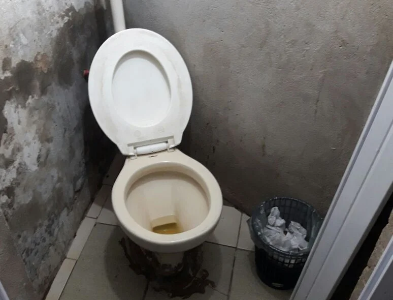 Banheiros em estado precário 