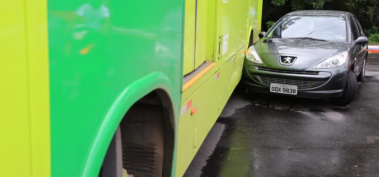 Carro de passeio colide com ônibus na Avenida Marechal Castelo Branco, em Teresina