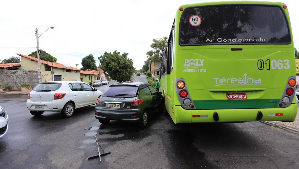 Colisão entre carro e ônibus na Avenida Castelo Branco