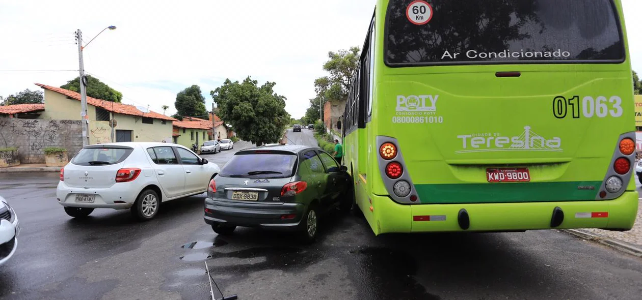 Colisão entre carro e ônibus na Avenida Castelo Branco