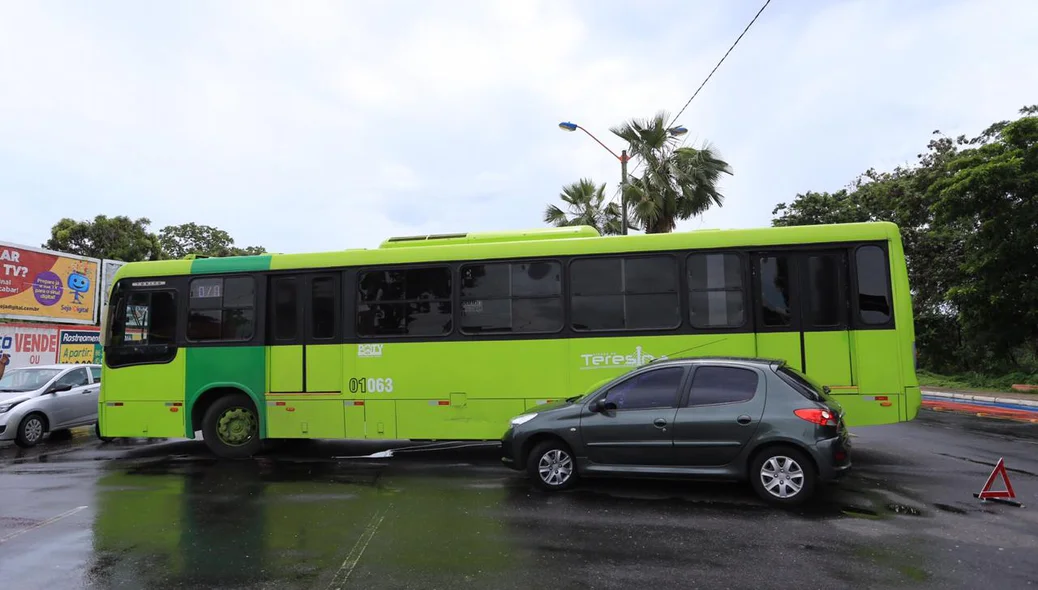 Colisão interditou a Avenida Castelo Branco