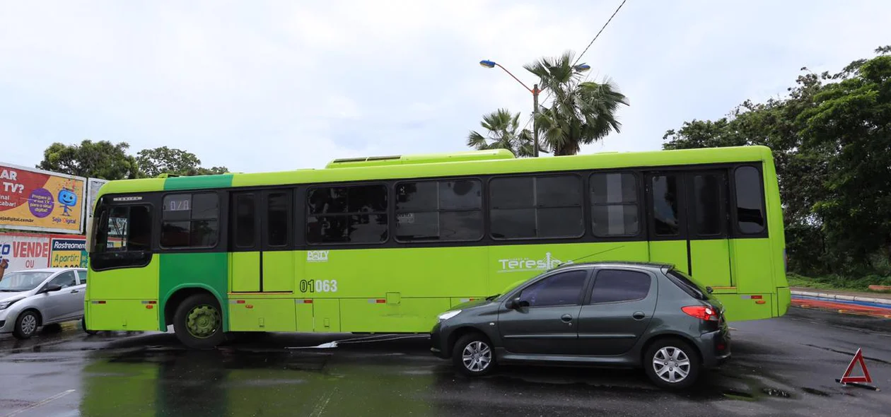 Colisão interditou a Avenida Castelo Branco
