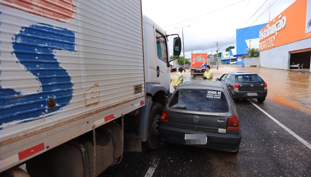 Colisão lateral entre uma carreta e um carro