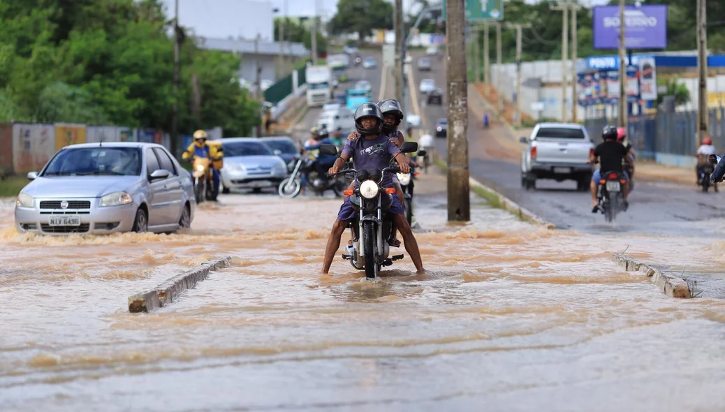Condutores têm dificuldades de trafegar pela via