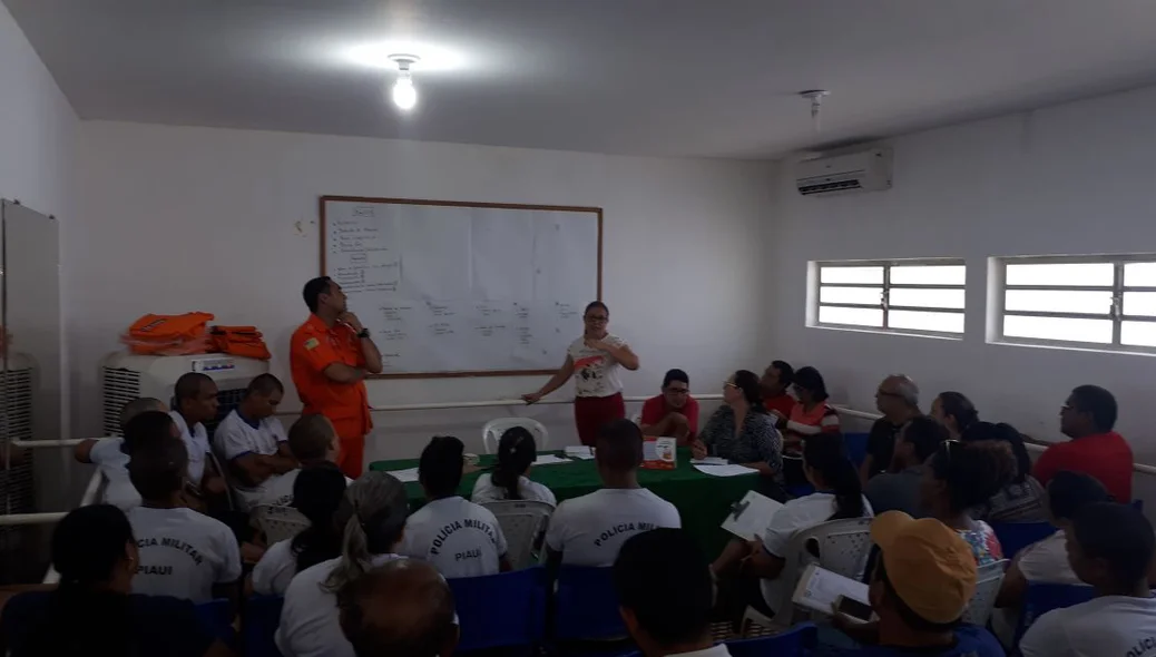 Equipes recebendo instruções do corpo de bombeiros 