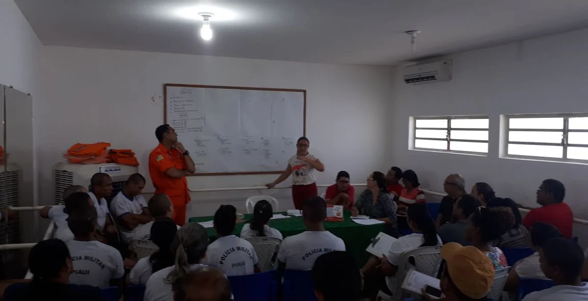Equipes recebendo instruções do corpo de bombeiros 