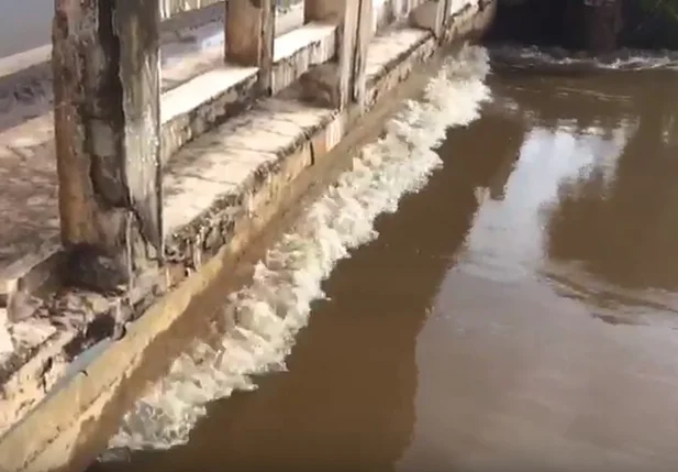 Moradores se assustam com nível de água em ponte da BR 343 em Campo Maior
