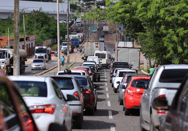 Interdição de BR dificulta tráfego na Avenida Joaquim Nelson