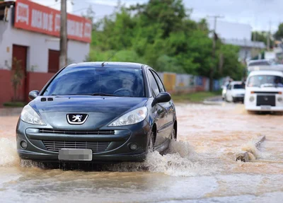 Os alagamentos foram causados pelas fortes chuvas ocorridas na noite desta quinta-feira