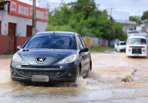 Os alagamentos foram causados pelas fortes chuvas ocorridas na noite desta quinta-feira