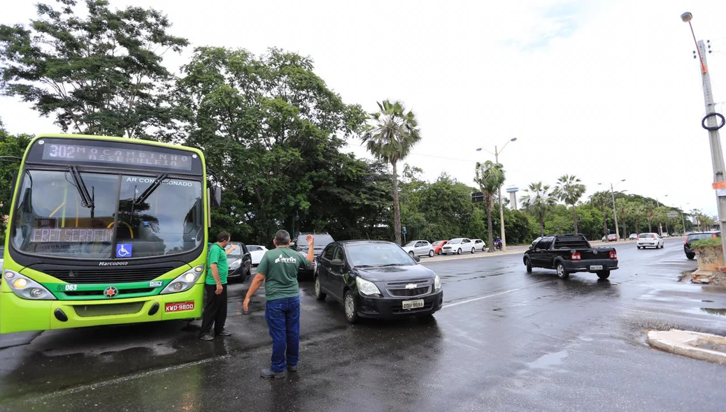 Pessoas controlaram o trânsito da Avenida Marechal Castelo Branco após colisão