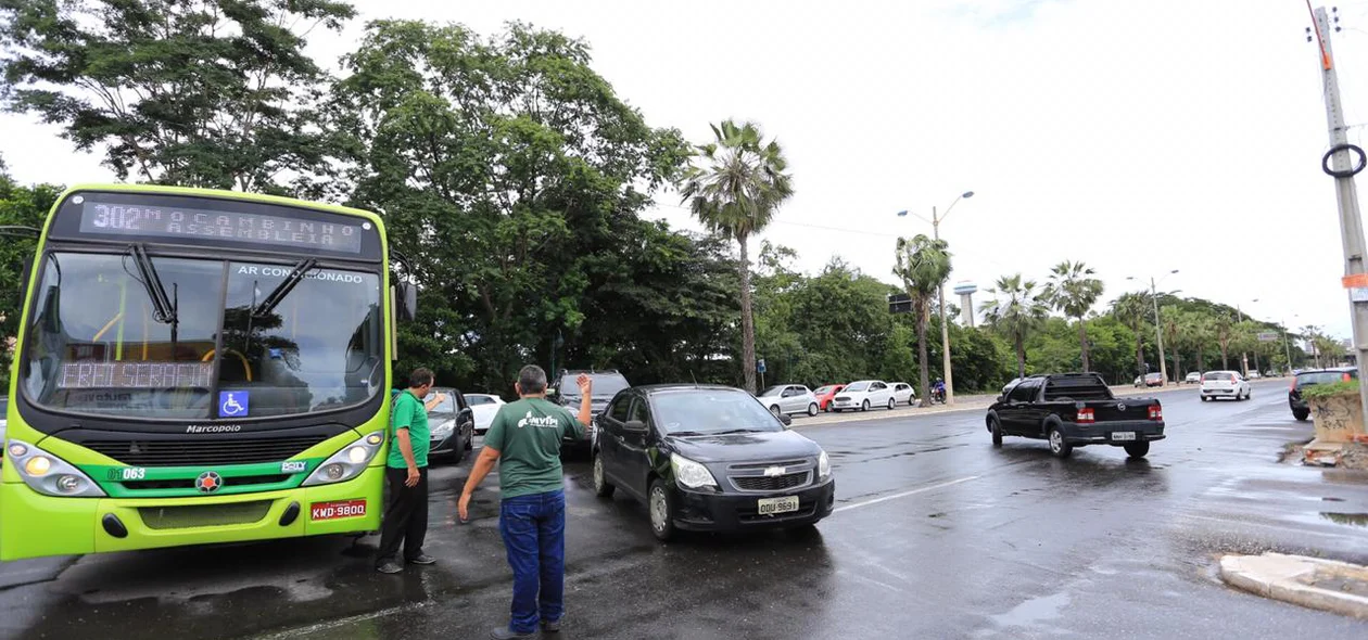 Pessoas controlaram o trânsito da Avenida Marechal Castelo Branco após colisão