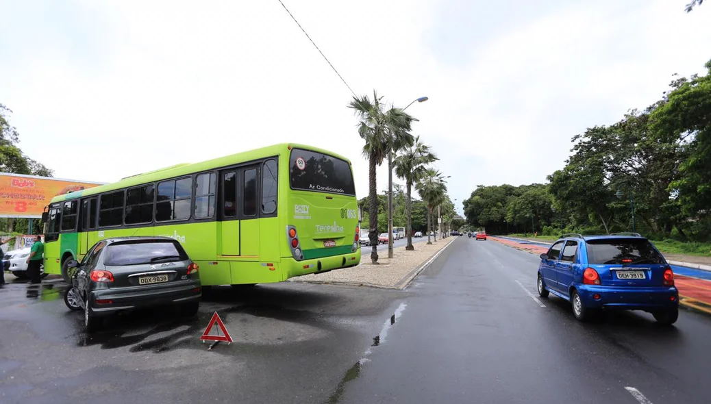 Uma das vidas da Avenida Marechal Castelo Branco ficou interditada pelo ônibus